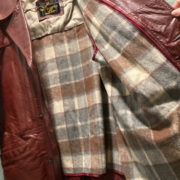 Montgomery Ward
Vintage brown/red leather coat
44L - Picture 14 of 14